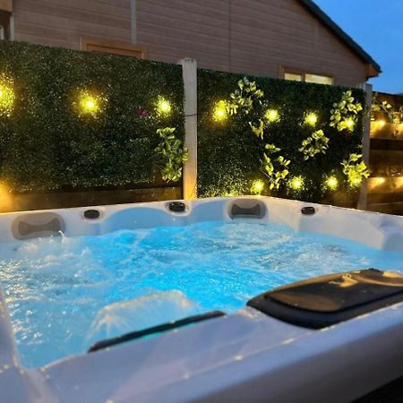 Elder Cabin With Hot Tub Γιορκ Εξωτερικό φωτογραφία