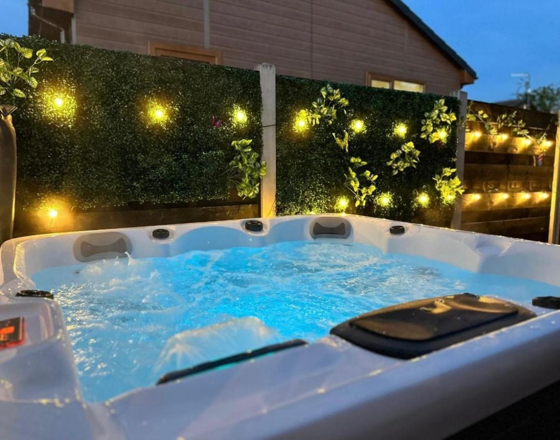 Elder Cabin With Hot Tub Γιορκ Εξωτερικό φωτογραφία